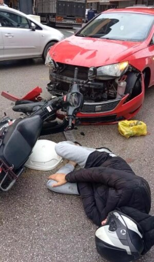 adapazarinda motosiklet ve otomobil kafa kafaya carpisti aOO2eP2I.jpg